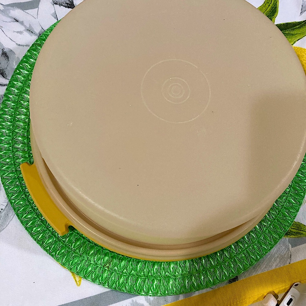 Vintage Tupperware Cake/Cupcake Holder